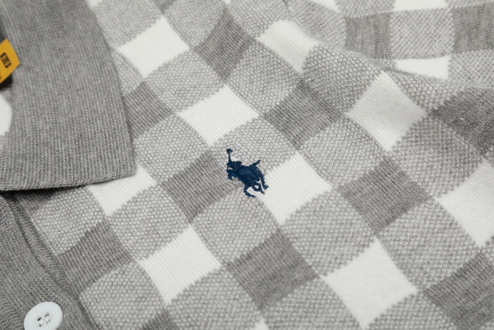 P166 💰 "Top quality" Style number: DS225# (on sale all year round) [Ralph Lauren plaid jacquard basic pony embroidered logo knitted POLO short sleeves] ✅Ralph Lauren all-match goddess style plain plaid knitted lapel short sleeves for all seasons ✅Main provider of platform live broadcast Wholesale entity ✅ZP quality 1:1 version Scan the code to enter the GF website Counter quality ✅Detailed quality The only one in Guangzhou Imported quality cotton yarn, focusing on high-end, cost-effective, good quality, needless to say, ✅Restore the original version, loose, comfortable and stress-free, simple is high-end, classic is eternal, ✅The upper body is simple and easy to match, a must-have for goddess ootd. Good-looking clothes are never picky. A must-have in the goddess' wardrobe. Size: S-L Color: Gray Yellow Pink Light Blue Red Green